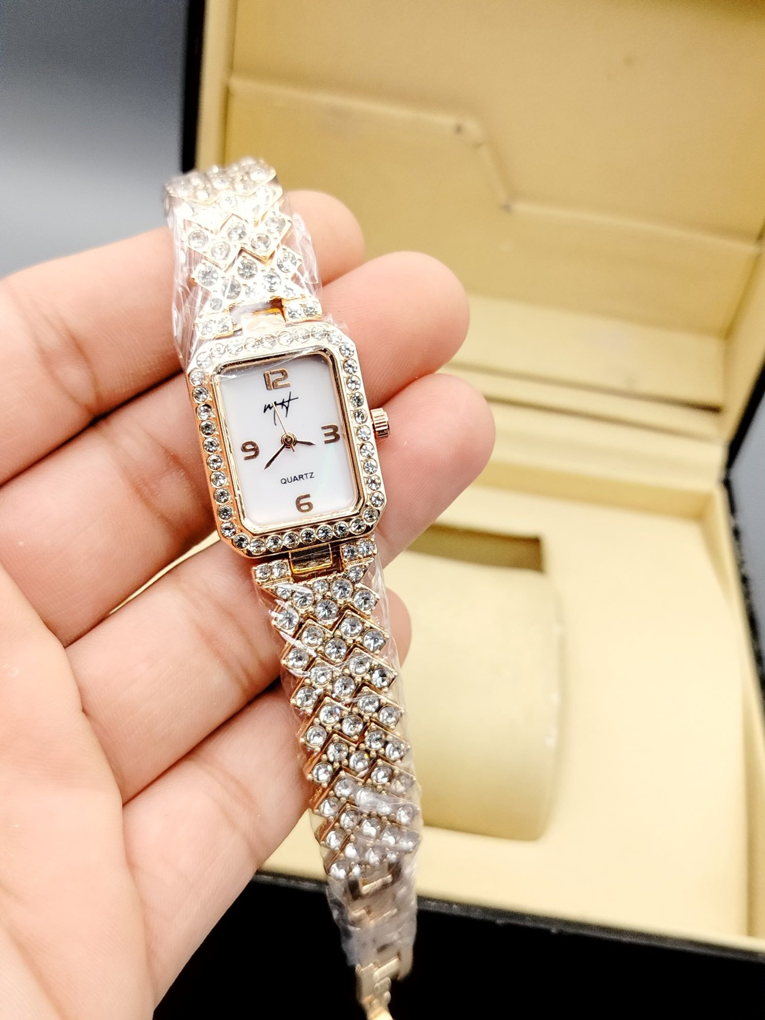 Women's Watch Fashion Bracelet Watch Small Quartz Female Watch Fashionable, Elegant, Light High Quality Ladies Watches