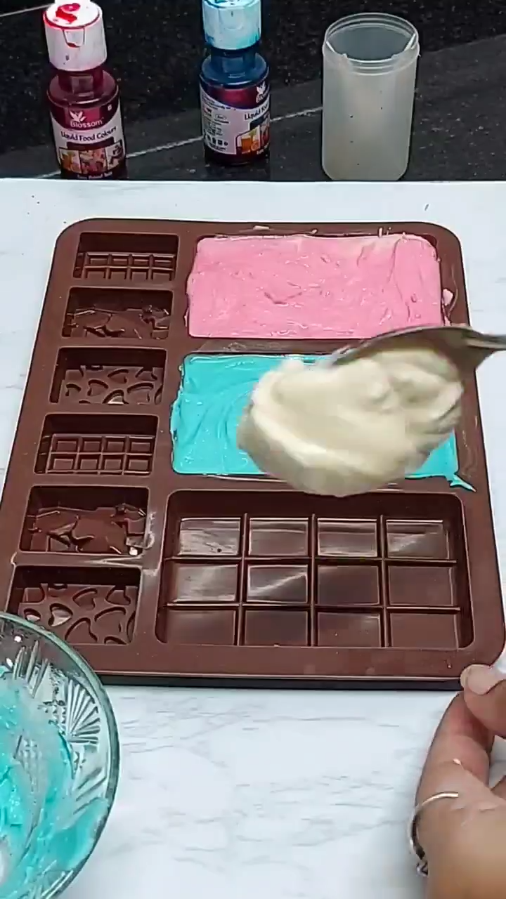 đĢ Chocolate Silicone Mold 9-Cabin â Reusable Non-Stick Mould for Fun-Shaped Chocolates & Candies đŦ | Perfect for Homemade Treats, Desserts & Gift Ideas đ