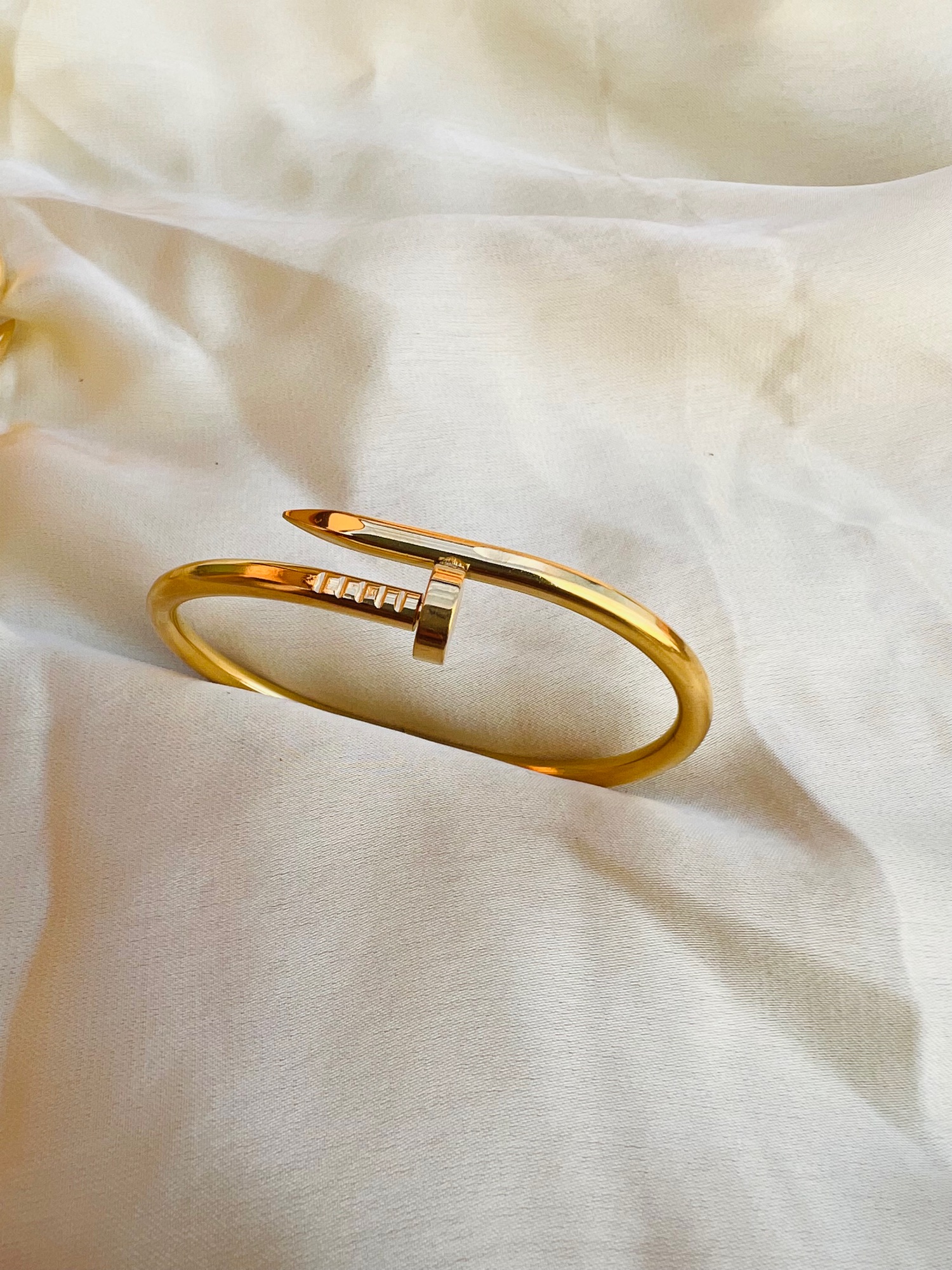 Hira Panna 18k Exclusive Gold Bracelet - Hira Panna Jewellers