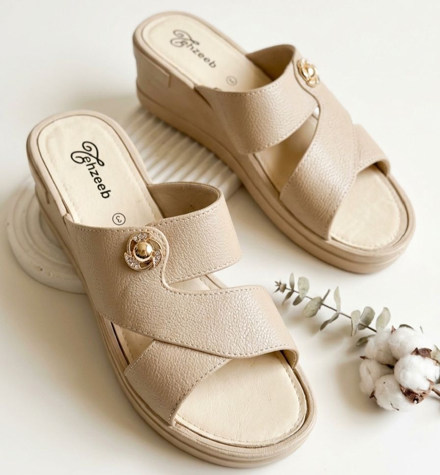 Casual Wedge Slip-On Slides and Flip Flops Women Wedge Sandals in Rubber
