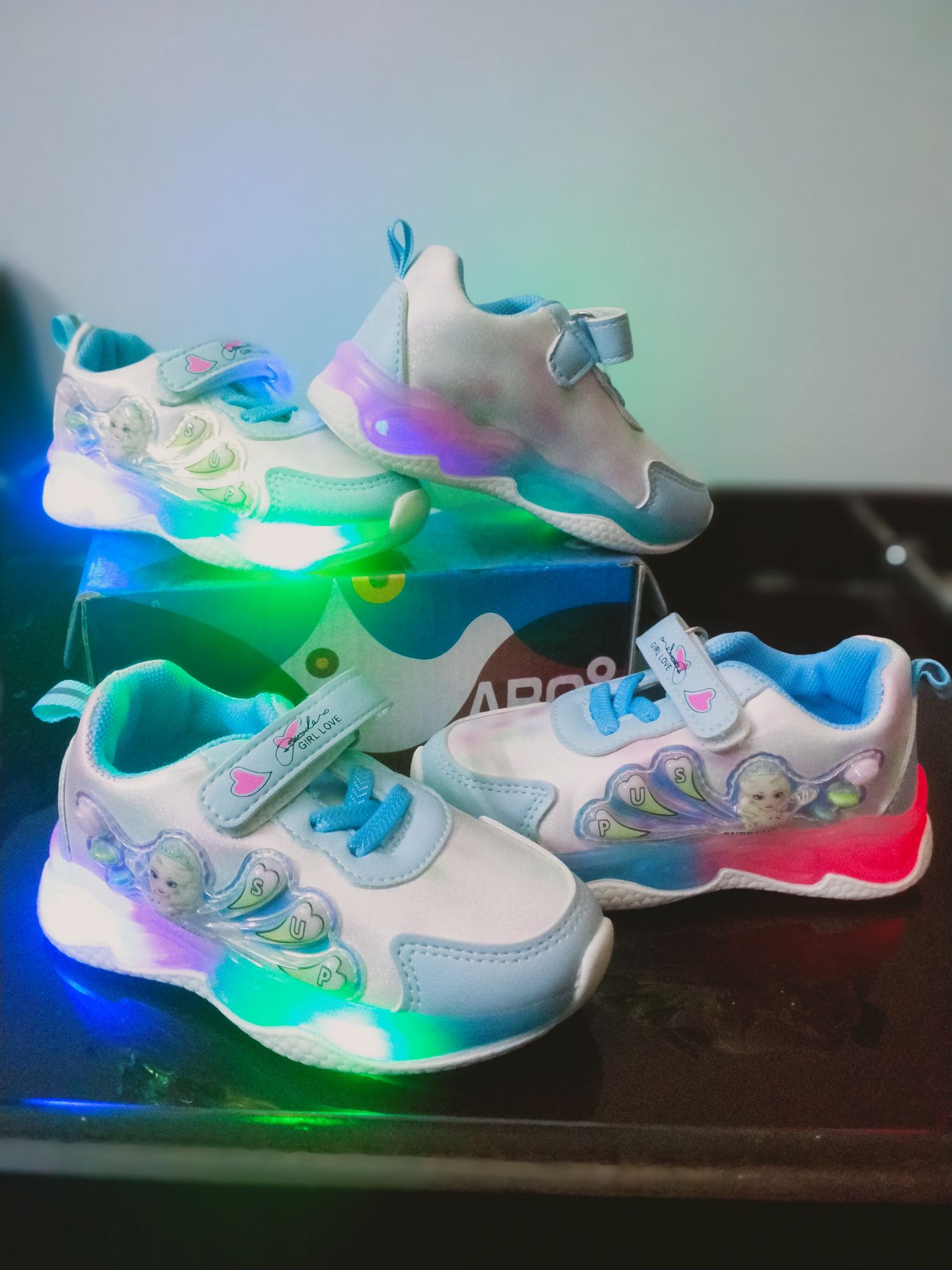 imported shoes for kids, LED sole light, best quality boys and girls shoes, High quality shoes, sneaker shoes for baba and baby. C-04