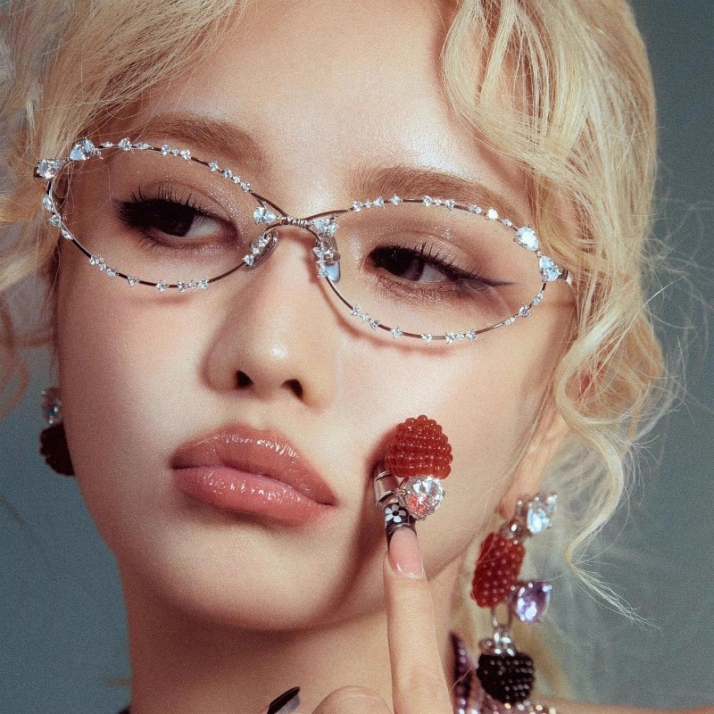 New Luxury Diamond Sunglasses Men Women Luxury Oval Rhinestone Sun Glasses Trends Personalized Metal Frame Driving Eyewears