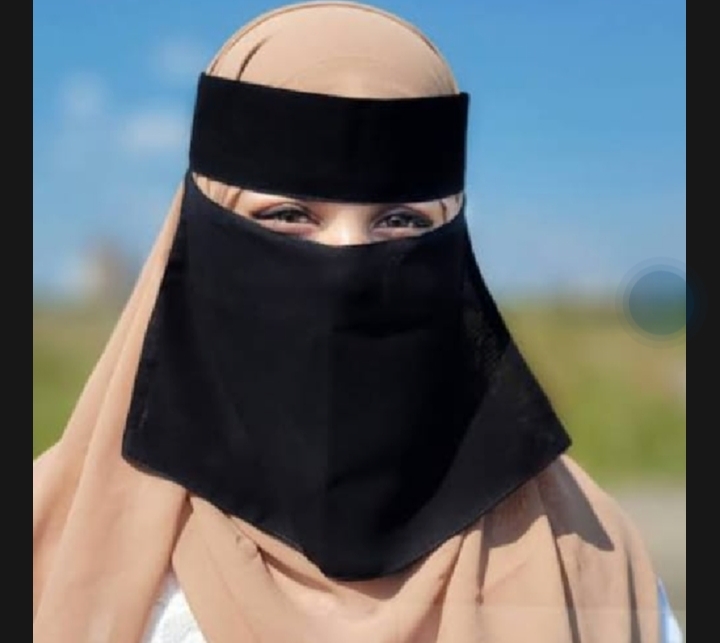 Short Length Saudi Niqab forehead bukaram mein hai