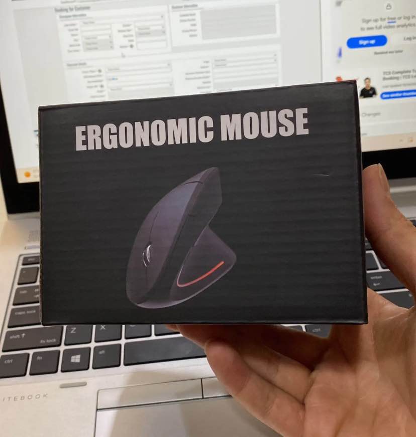 Egronomic wireless mouse with triple connctivity and silent click Cell supported