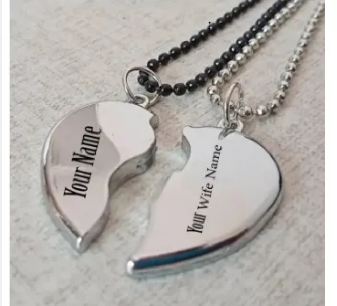 Engraved Name Couple Broken Heart Necklace – Personalized Love Pendant