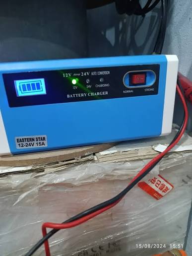 EASTERN STAR 12/24V 15AMP AUTOMATIC BATTERY CHARGER
