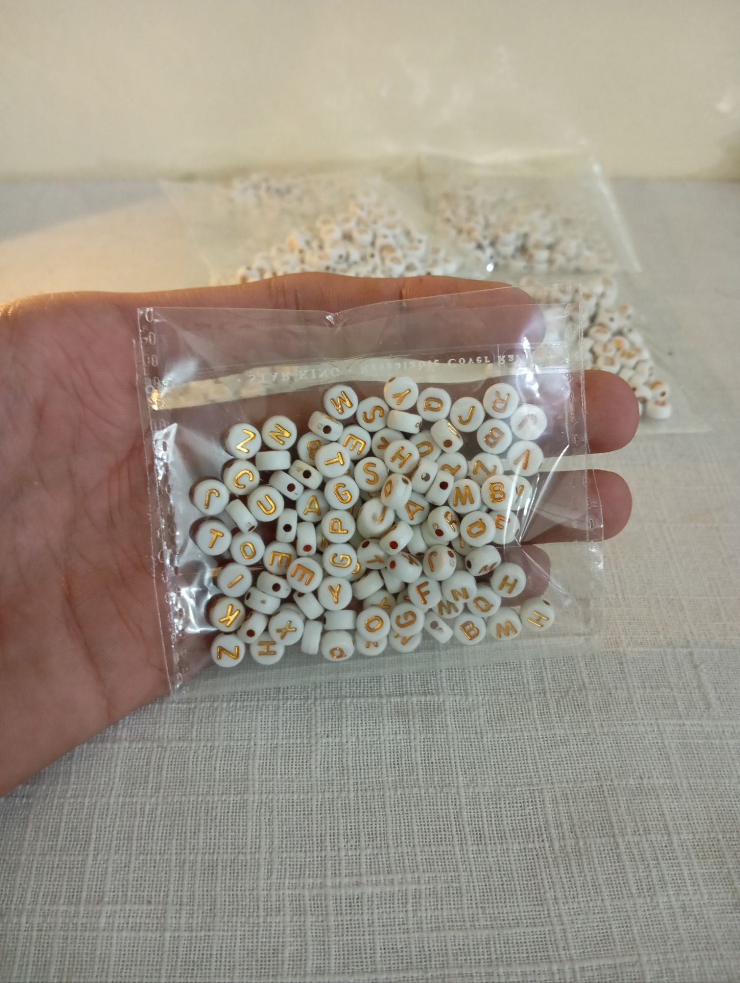 ​[100 Pcs] Premium Gold-Lettered White Acrylic Alphabet Beads - DIY Aesthetic Bracelet & Jewelry Making Kit - High-Quality "A-Z" Initial Charms for Personalized Gifts