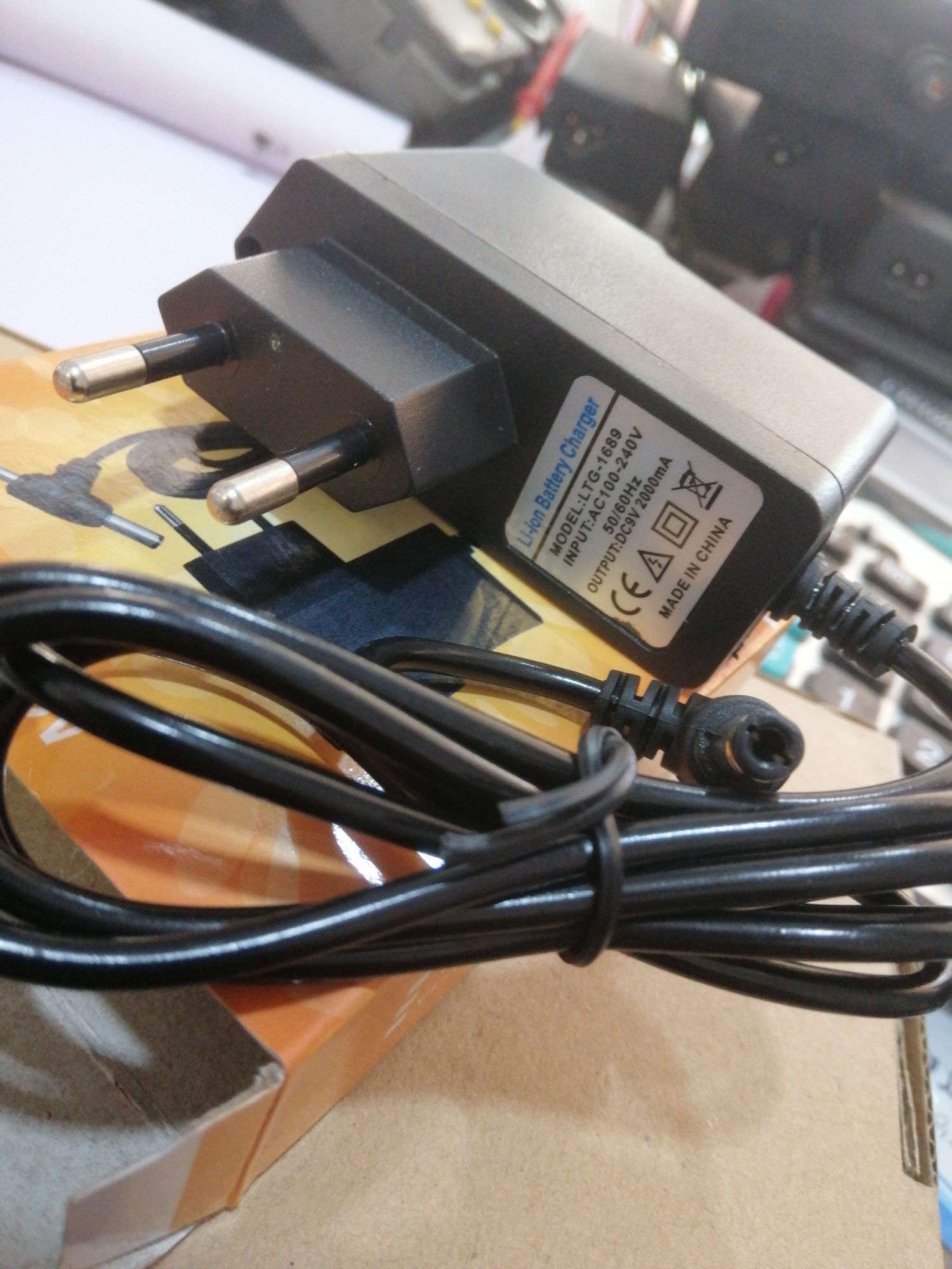 9v 1A DC adoptor