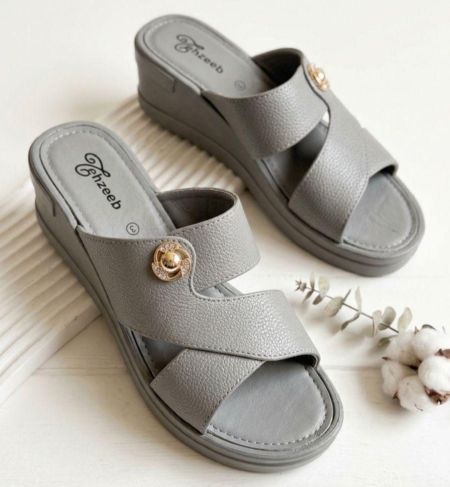 Casual Wedge Slip-On Slides and Flip Flops Women Wedge Sandals in Rubber