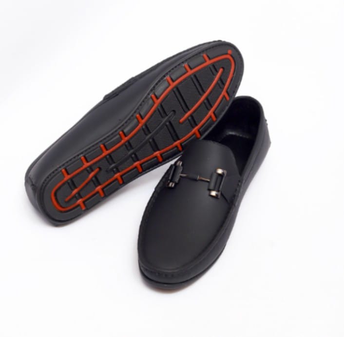 Loafer Mauza shoes of excellent quality black color have been prepared for men and boys which are of very different quality.