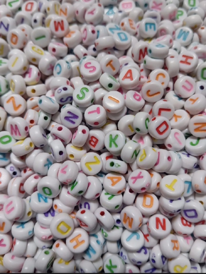 DIY Colorful Alphabet Alphabet Beads Set – White Round Acrylic Letter Beads for Jewelry Making, Bracelets, Necklaces, and Crafts (A-Z Mix)