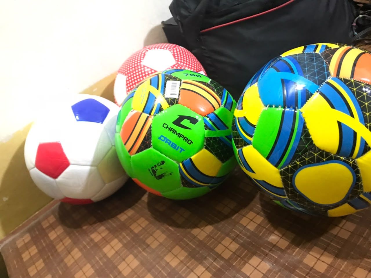 Kids Zone Mini Football For Kids in Premium Quality With Machine Stitching. 1 piece (MULTICOLOURS) Size : 3