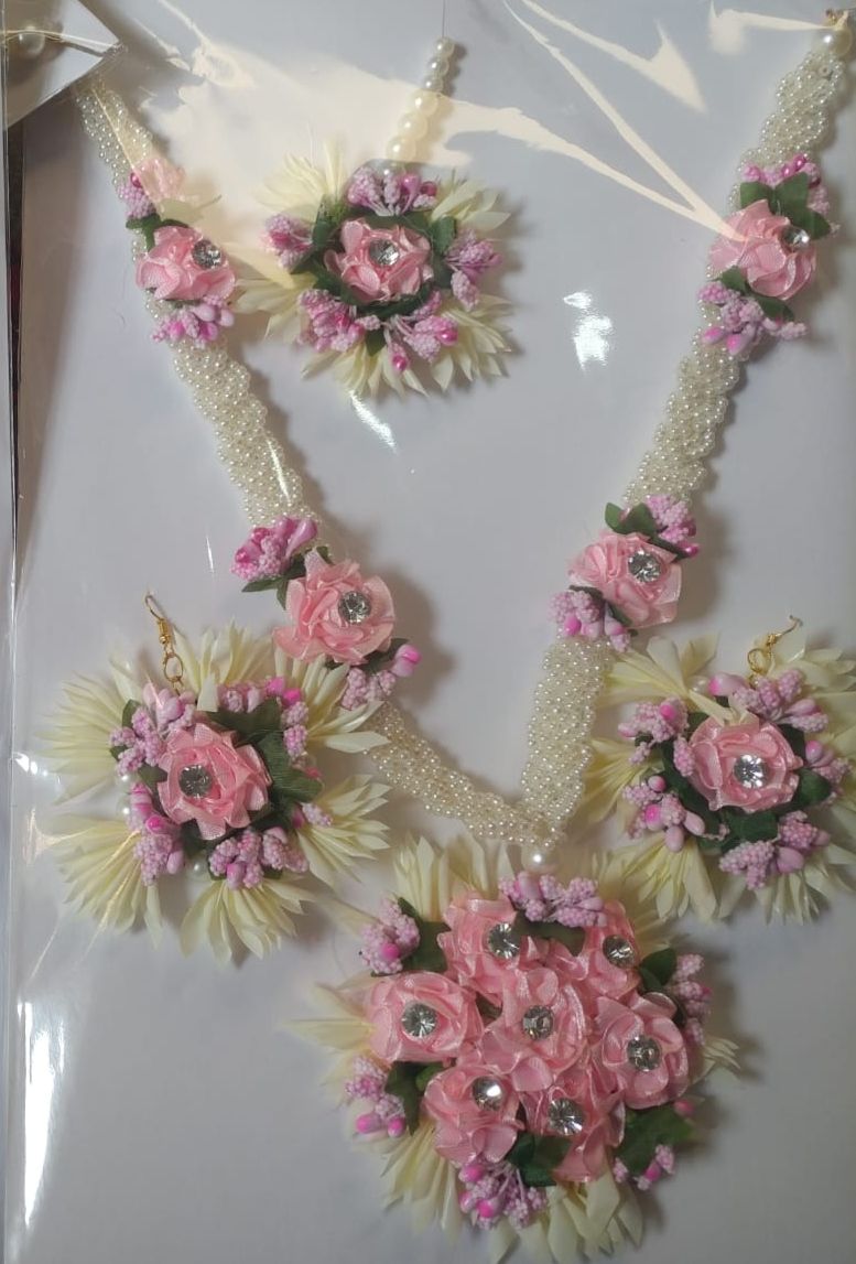 Artificial Flower Locket Set for Mehndi & Mayo & Dholki Bride | Locket, Tikka & Earrings | Bridal Floral Jewellery Set