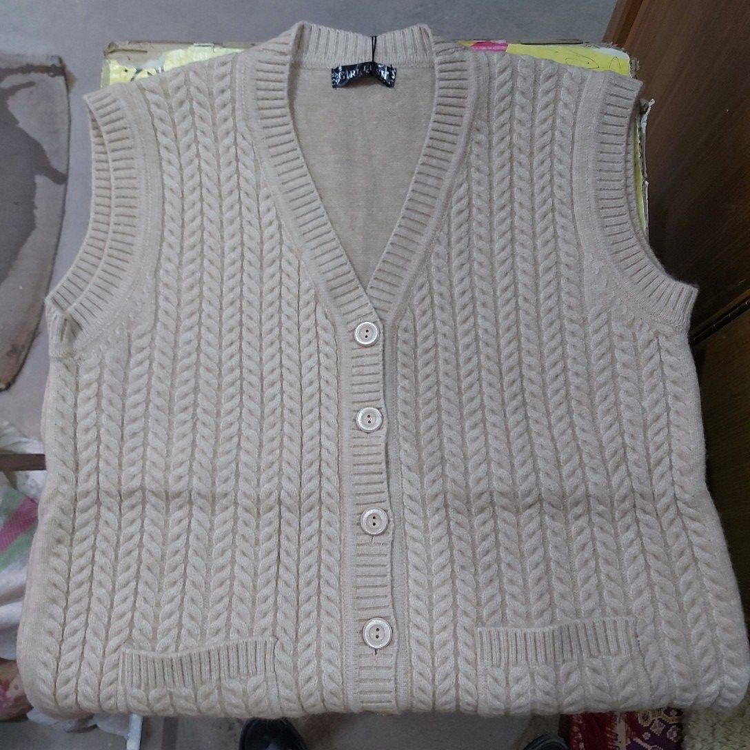High Quality Sleeveless V-Neck Sweater for Ladies with Button Through Hoodie, Free Size, Acrylic Wool
