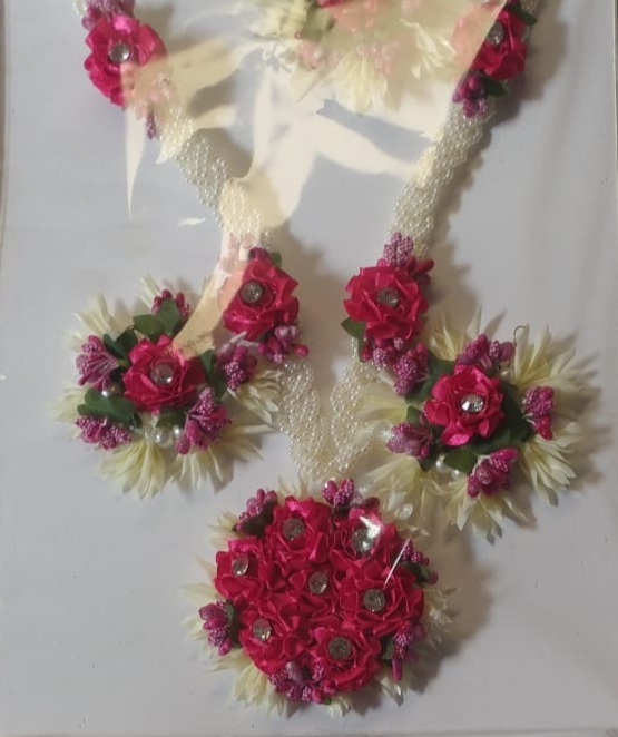 Artificial Flower Locket Set for Mehndi & Mayo & Dholki Bride | Locket, Tikka & Earrings | Bridal Floral Jewellery Set
