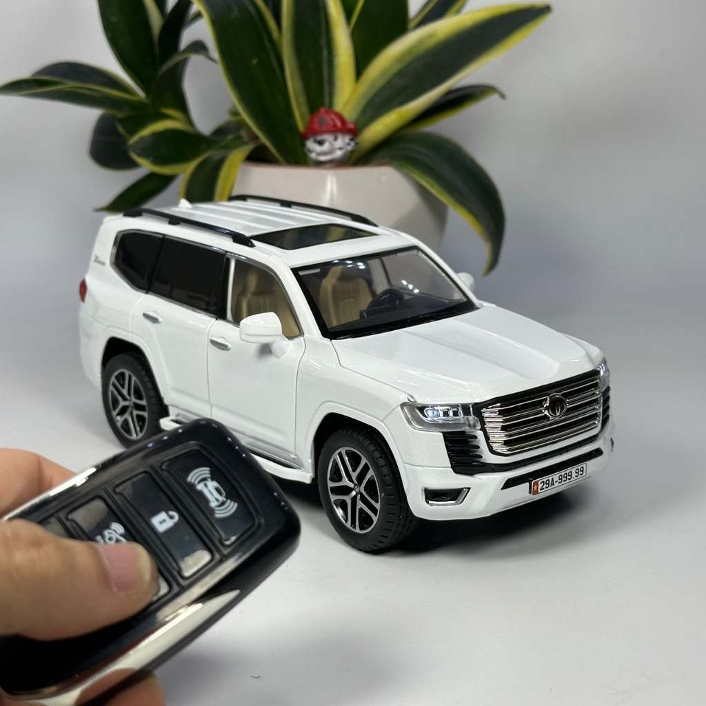 1:24 LAND CRUISER LC300 diecast alloy model CAR light sounds with remote