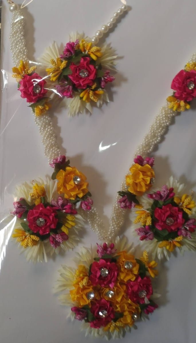 Artificial Flower Locket Set for Mehndi & Mayo & Dholki Bride | Locket, Tikka & Earrings | Bridal Floral Jewellery Set