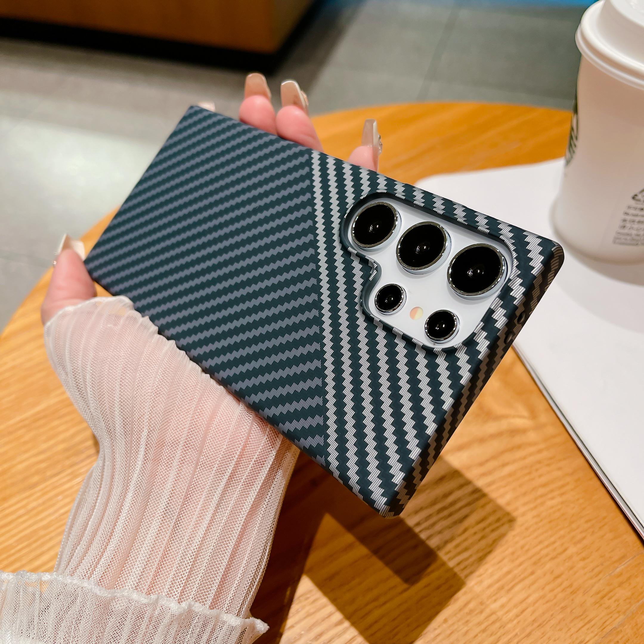 Ultra Thin Carbon Fiber Textured Phone Case For   S24 S23 S22 Note 10 Plus Note 20 Ultra Shockproof Hard Back Cover