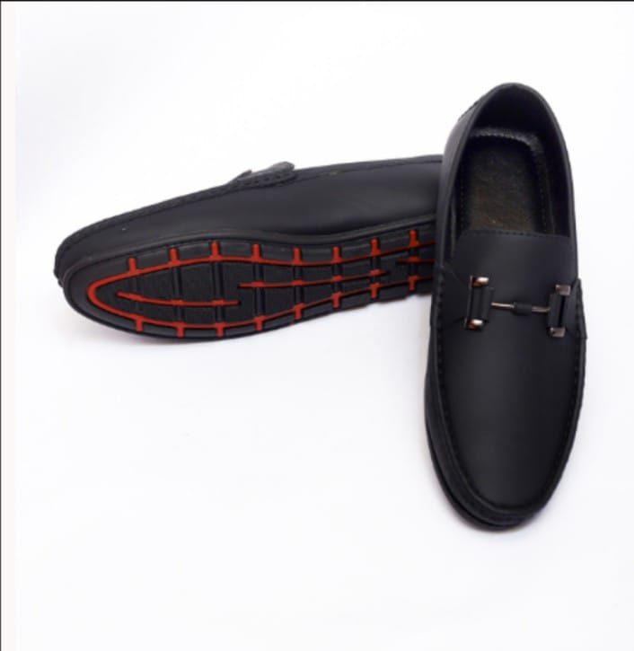 Loafer Mauza shoes of excellent quality black color have been prepared for men and boys which are of very different quality.